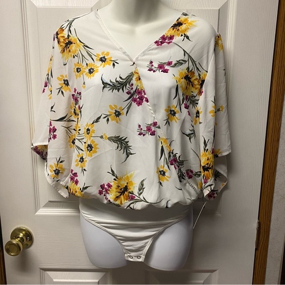 NWT Express Medium Floral Bodysuit - Picture 1 of 5